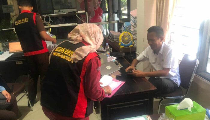 Penyidik sita dokumen korupsi di kantor BPKAD & DPMPD