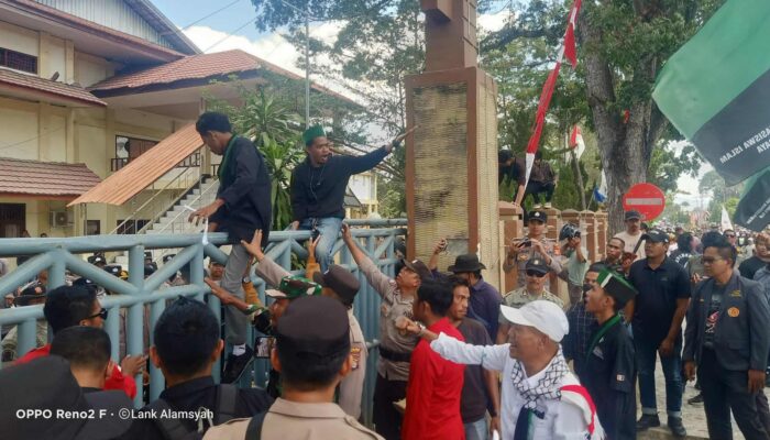 Demo kepung DPRD Dompu aman