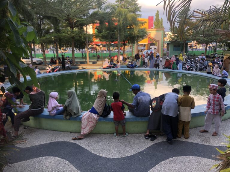 Mancing ceria di kolam masjid Agung Dompu