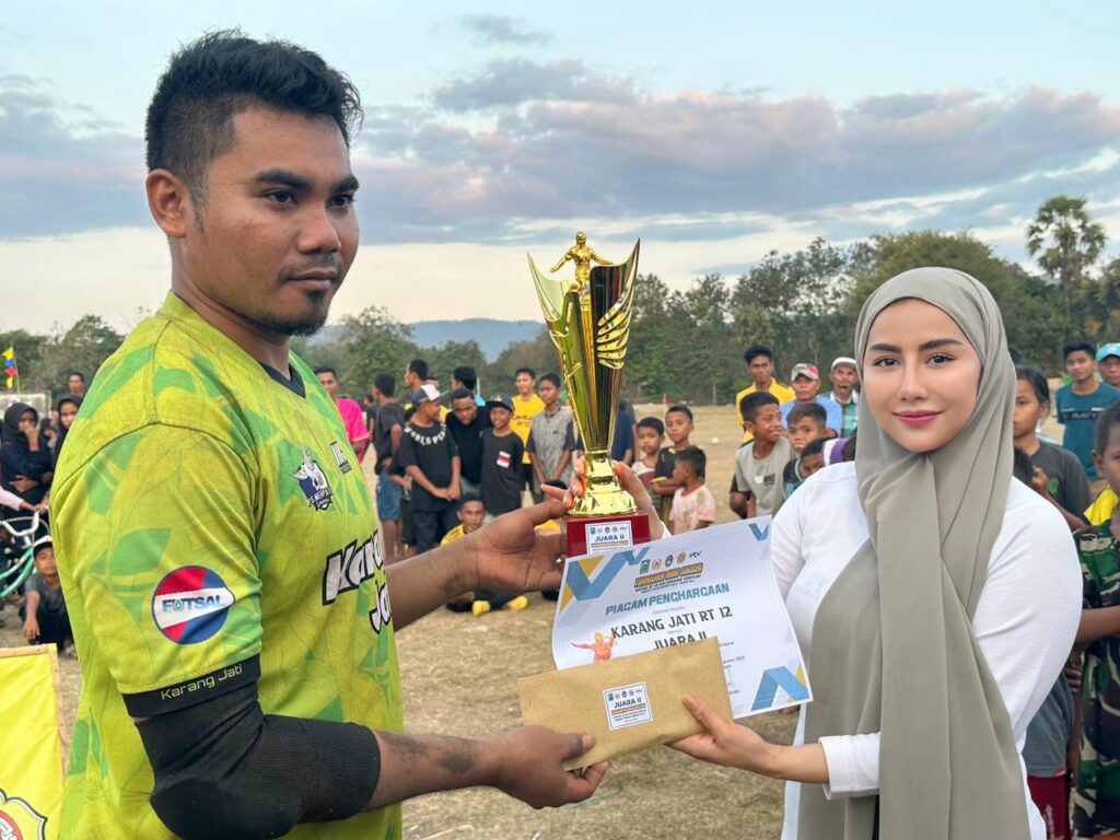 Caleg DPR RI Partai Nasdem Cika didaulat menyerahkan hadiah pertandingan Sepak Bola