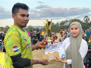 Caleg DPR RI Partai Nasdem Cika didaulat menyerahkan hadiah pertandingan Sepak Bola