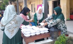 Patut dicontoh, Jum’at berkah DWP RSUD Dompu bagikan nasi kotak kepada pasien