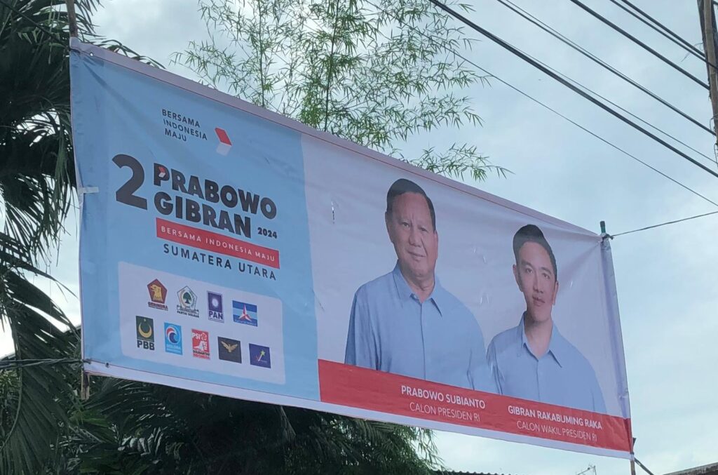 Spanduk Prabowo-Gibran Luar Biasa Mewah dan Masif, Kok Bisa?