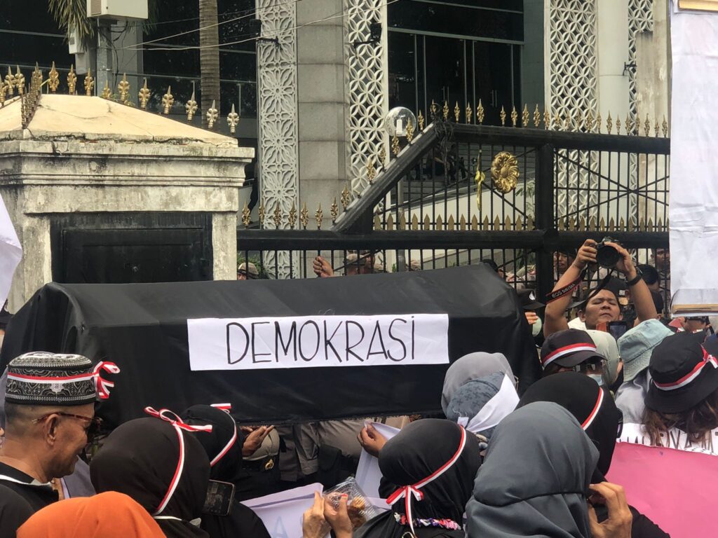 Massa Anti-Curang Berdemo Di Depan DPRD Sumut