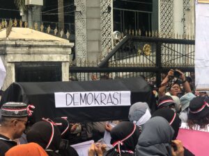 Massa Anti-Curang Berdemo Di Depan DPRD Sumut