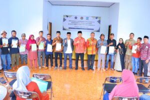 Bupati Dompu Serahkan Sertifikat Tanah Hasil Redistribusi Tahun 2023