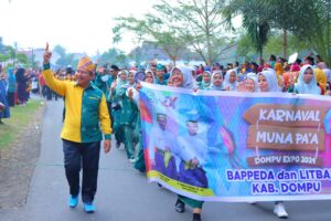 Ribuan Warga Ikuti Karnaval Muna Pa’a, Bupati Dompu : Awal Kebangkitan UMKM