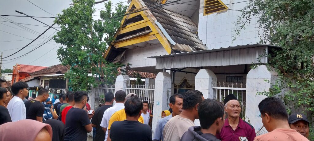 Pria diduga gantung diri ditemukan oleh ibunya di kamar