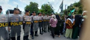 Breaking news: Sedang dilantik, anggota DPRD Dompu di demo