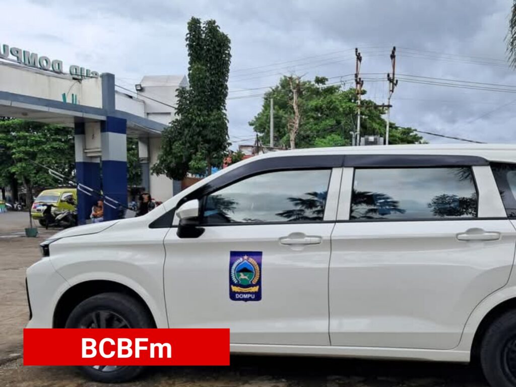 Direktur RSUD Dompu inisiatif pasang logo daerah di mobil dinas