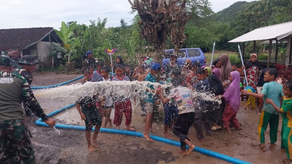 Kodim 1614/Dompu kerahkan personel bersihkan lumpur dan sampah sisa banjir