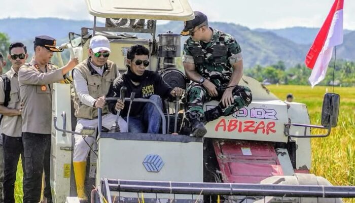 Bupati dan Wabup Dompu panen raya padi bersama Presiden