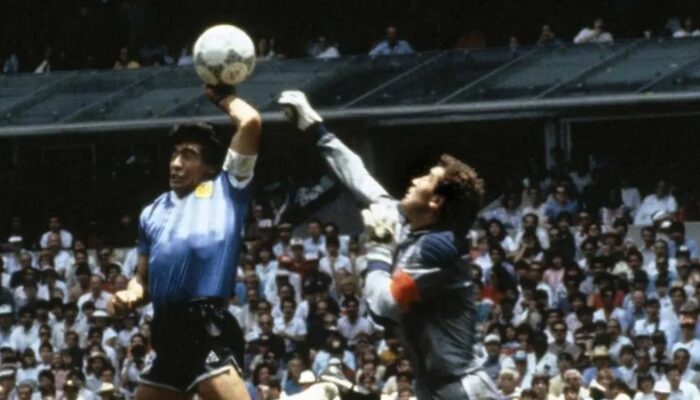 Perang dan gol tangan FIFA